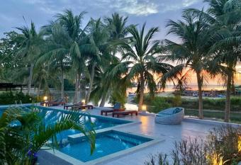 Breeze Bay Villa has Balcony rooms