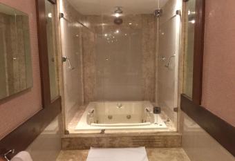 Hotel El Cazar has rooms with a private hot tub