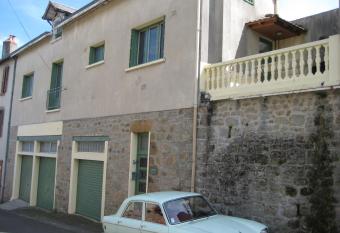 La Petite Cerise has Balcony rooms