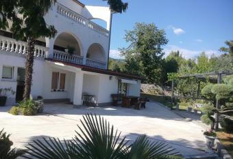 Apartment Nevija e Natale has Smoking/Balcony rooms