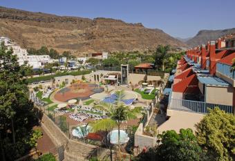 Apartamentos Cordial Mog  n Valle allows 18 year olds to book a room