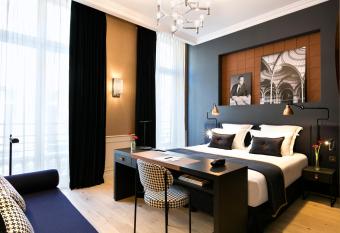 H  tel Square Louvois has rooms with a private hot tub