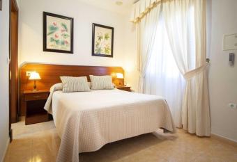 Los Gallos allows 18 year olds to book a room