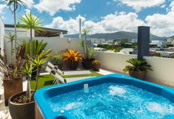 Stunning Penthouse at Mcleod Street has Balcony rooms
