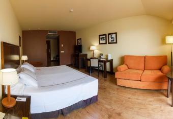 Gran Hotel Ciudad de Barbastro has rooms with a private hot tub