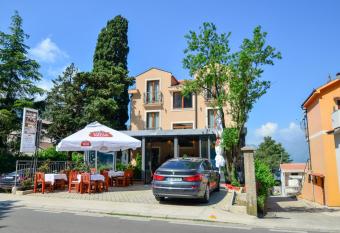 Bocche di Cattaro Studios allows 18 year olds to book a room