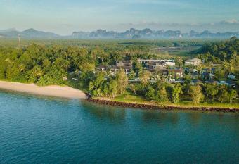 The ShellSea Krabi I Luxury Beach Front Resort & Pool Villa has Balcony rooms
