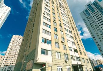 Apartment on Urlovskaya 23a has rooms with a private hot tub