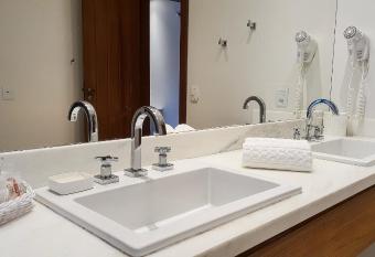 Corais e Conchas has rooms with a private hot tub