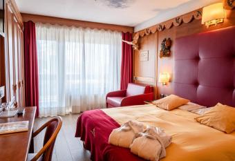 Grand Hotel Sestriere has rooms with a private hot tub