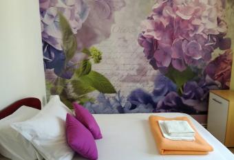 Apartment Yelena Rose West has Balcony rooms