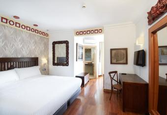 Sercotel Hotel President has rooms with a private hot tub