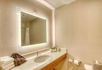 Holiday Inn Express & Suites OshkoshoSr 41 By IHG has rooms with a private hot tub
