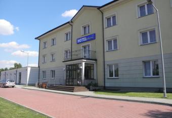 Hotel Julian  w allows 18 year olds to book a room