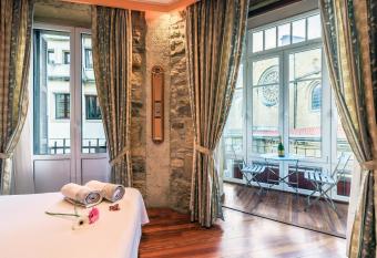 Pensi  n Ab Domini allows 18 year olds to book a room