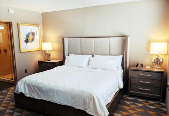 Holiday Inn Purdue - Fort Wayne By IHG has rooms with a private hot tub