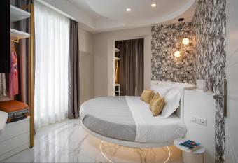 Hotel Cenisio has rooms with a private hot tub