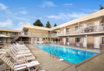 Siesta Suites has rooms with a private hot tub