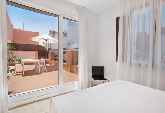 Apartamentos Metr  polis allows 18 year olds to book a room