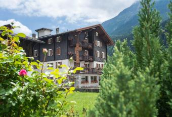 Hotel Signal has Balcony rooms