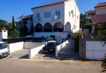 Villa Infinity has Balcony rooms