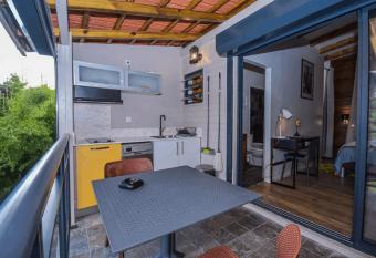 Redoute Paradise has rooms with a private hot tub