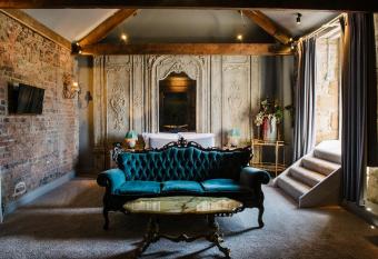 Le Petit Chateau & William de Percy allows 18 year olds to book a room