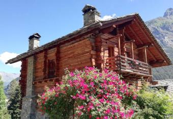 Au Rascard has Balcony rooms