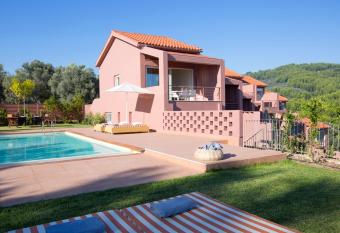 Amandola Villas allows 18 year olds to book a room