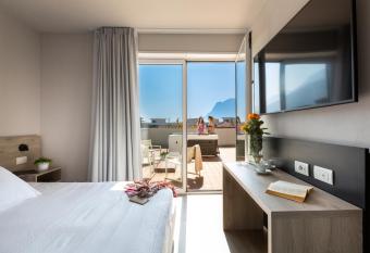 GoT   Hotel allows 18 year olds to book a room