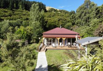 Koromiko Cottage at Lochsloy Farmstay Little River has Balcony rooms