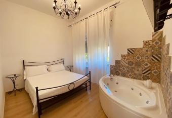Sogno Mediterraneo has rooms with a private hot tub