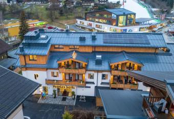 PEOPLE S Hotel has Balcony rooms