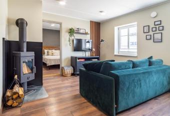 Alice Backyard-Holiday home and Spa allows 18 year olds to book a room