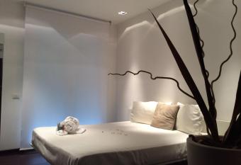 15.92 Hotel has Balcony rooms