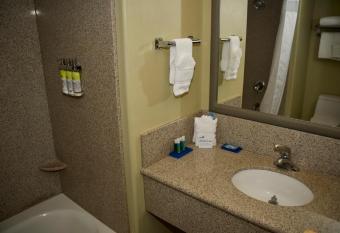 Holiday Inn Express & Suites Vacaville By IHG has rooms with a private hot tub