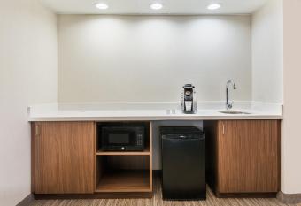 Holiday Inn Express & Suites Bentonville By IHG has rooms with a private hot tub