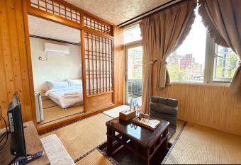 Ming Ren Hotspring Hotel has Balcony rooms