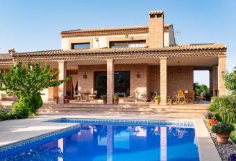 Villa Mar  n Toledo has Balcony rooms
