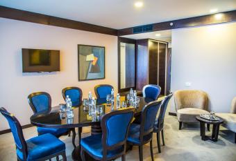 Malak Regency Hotel has rooms with a private hot tub