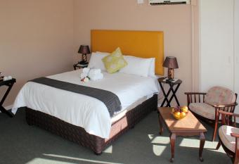 Durban Manor Guest House has rooms with a private hot tub