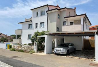 Apartments Ivana with the pool has Balcony rooms