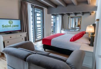 Cristallo Club has rooms with a private hot tub