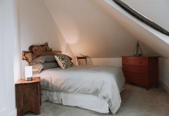 Tranquil Days Guest House ---- Arbour Garden has rooms with a private hot tub