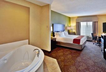 Holiday Inn Express & Suites Woodhaven By IHG has rooms with a private hot tub