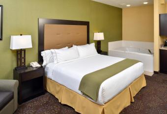 Holiday Inn Express & Suites Charlotte has rooms with a private hot tub