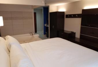 Holiday Inn Express Birch Run (Frankenmuth Area) has rooms with a private hot tub