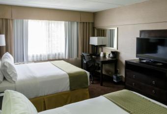 Holiday Inn Express Big Rapids By IHG has rooms with a private hot tub