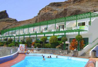 Apartamentos Los Veleros allows 18 year olds to book a room