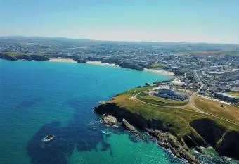 Selkies NQY allows 18 year olds to book a room